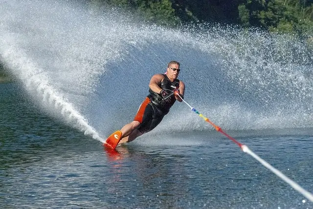 Man waterskiing on one slalom ski