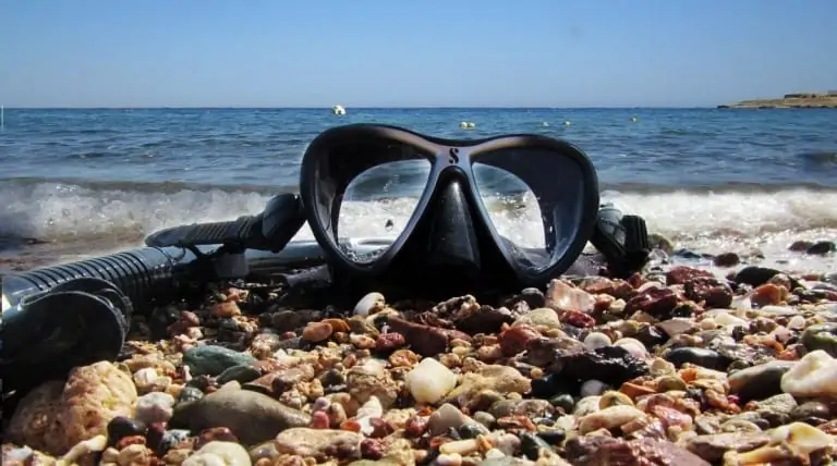 Snorkel mask on rocks, pregnant women can snorkel