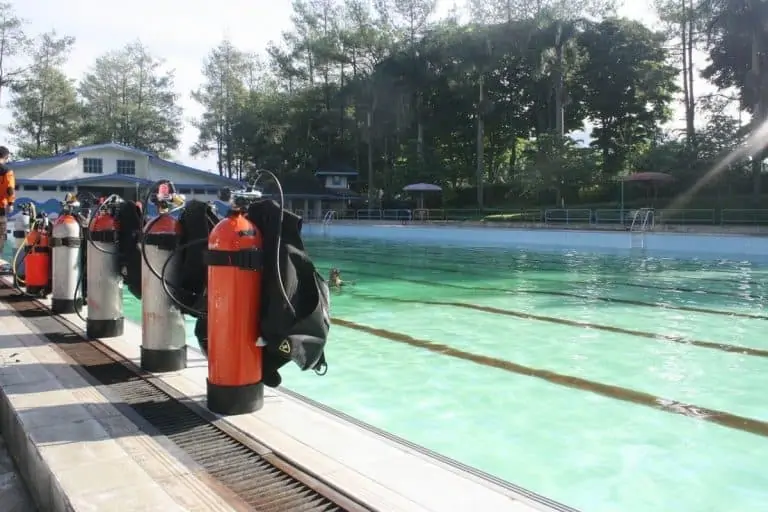 Scuba tanks can be carried by hand or transported in cars
